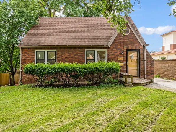 1142 65th St, Windsor Heights, IA 50324