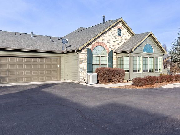 2nd image of 2858 N Cloverdale Rd