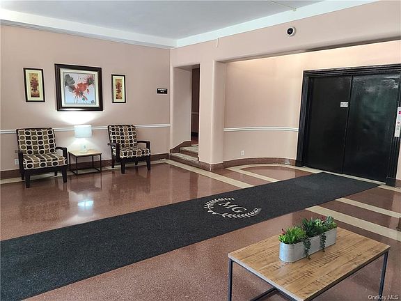 4th image of 290 Collins Ave #9EN