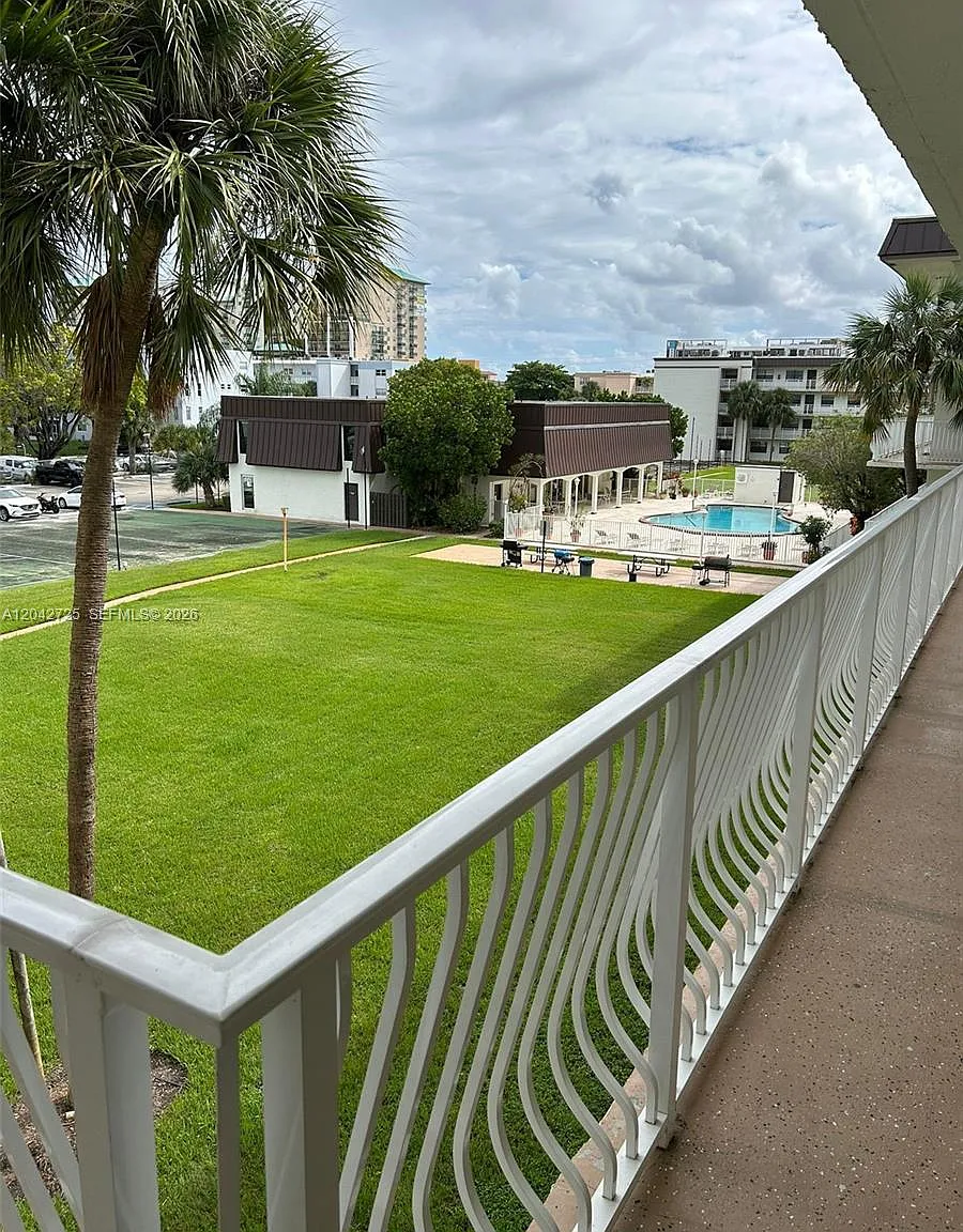 Palm Village Club Condo — Photo 3
