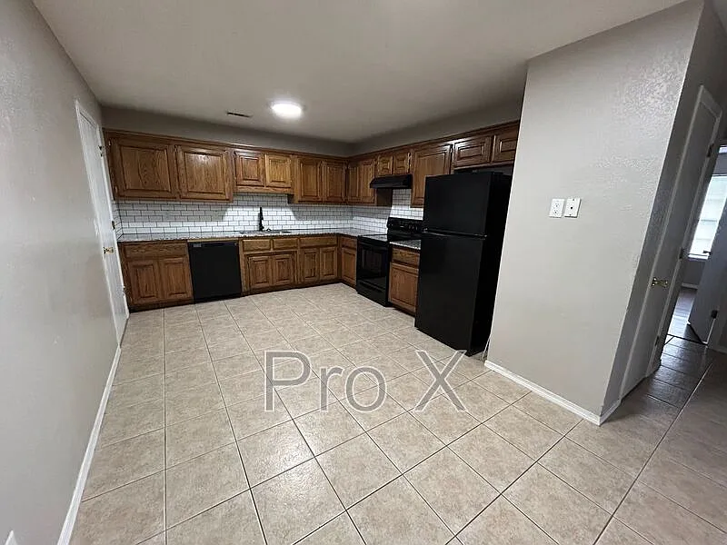 3 bed, 2.0 bath, 1227 sqft, $1,595 — Photo 2
