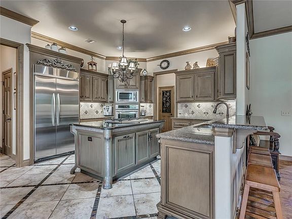 5th image of 3216 York Dr