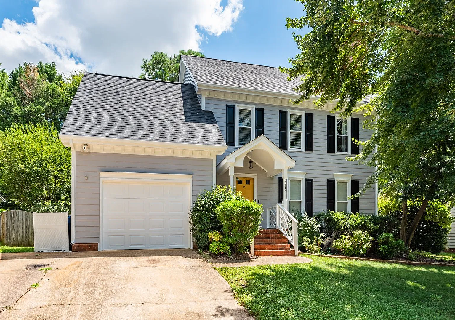 Beautiful 4-bedroom home near Crabtree! — Photo 2