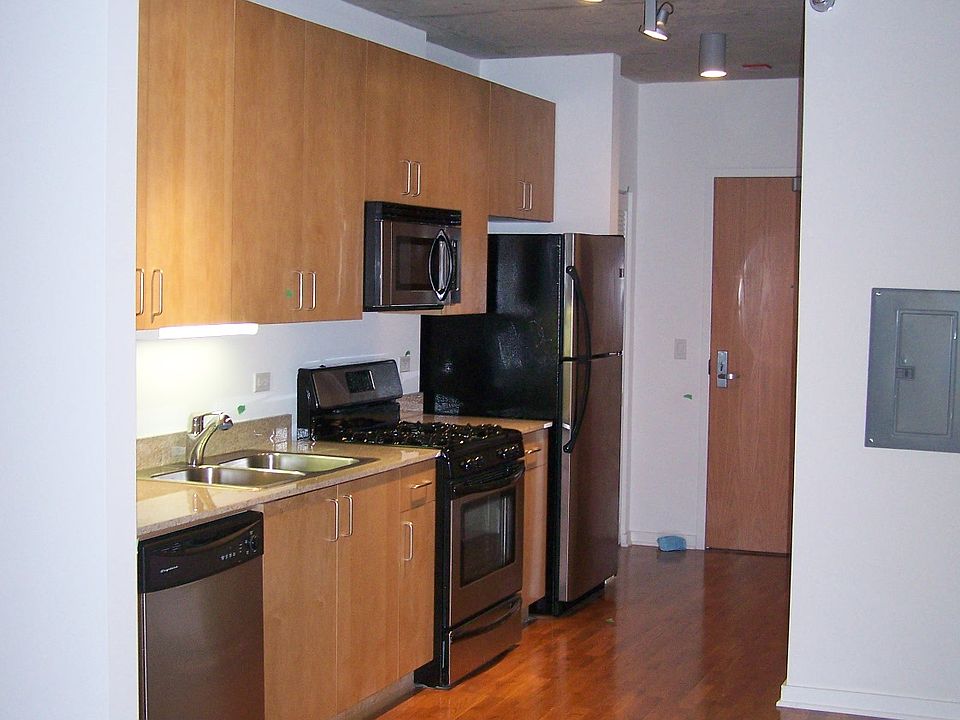 1st image of 611 S Wells St Unit 810
