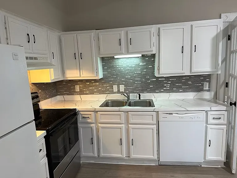 320 S Florence Ave — Photo 11
