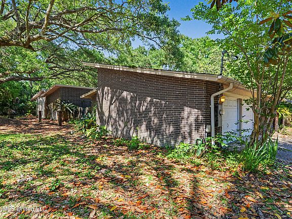 2nd image of 1040 Del Norte Cir