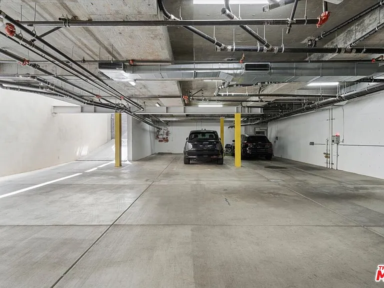556 N Flores St #2B — Photo 28