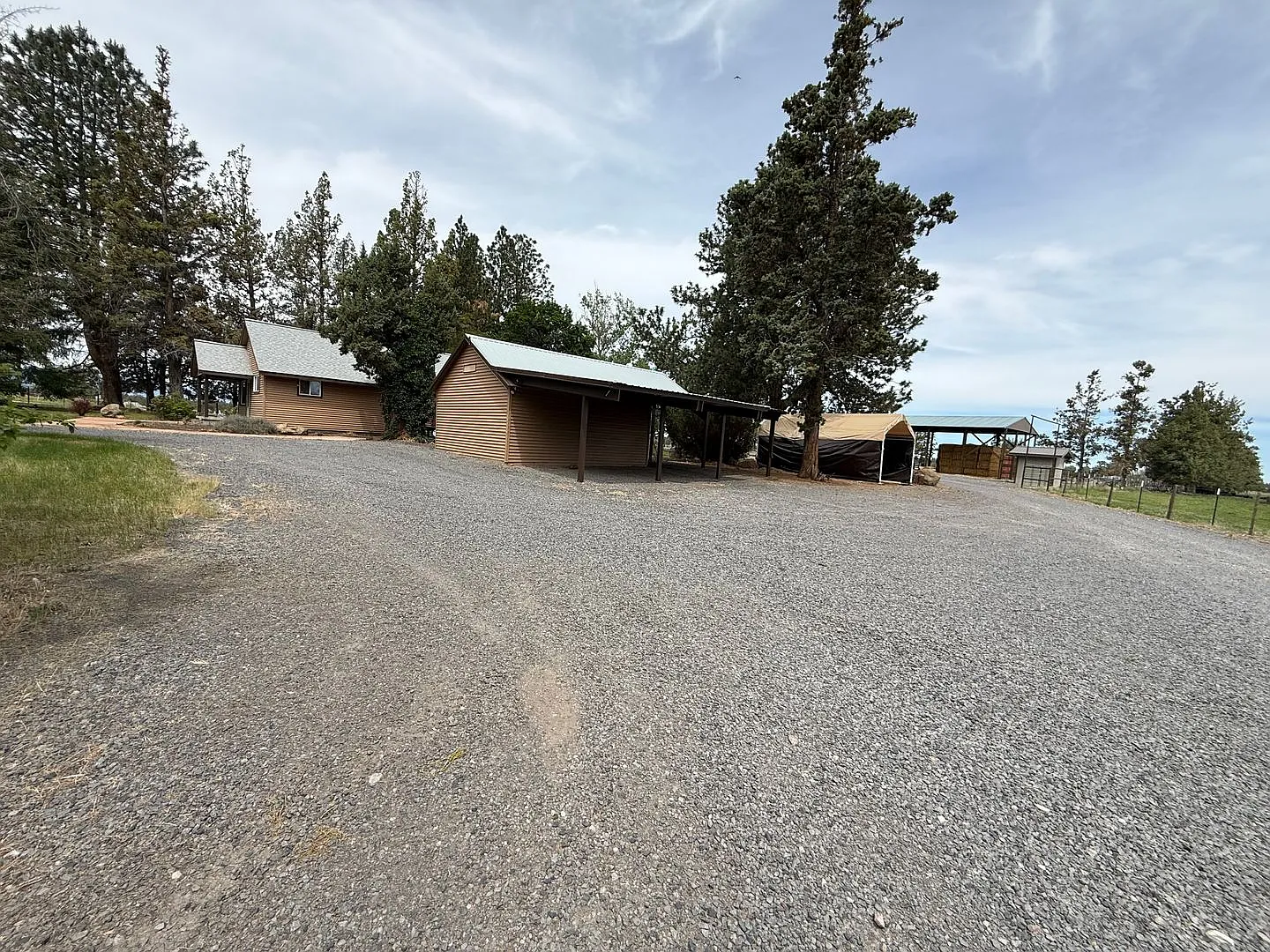 2 Bed/1.5 Bath Single Level Farm House with Mountain Views — Photo 3