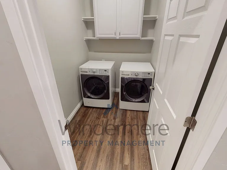 430 E Oak St — Photo 9