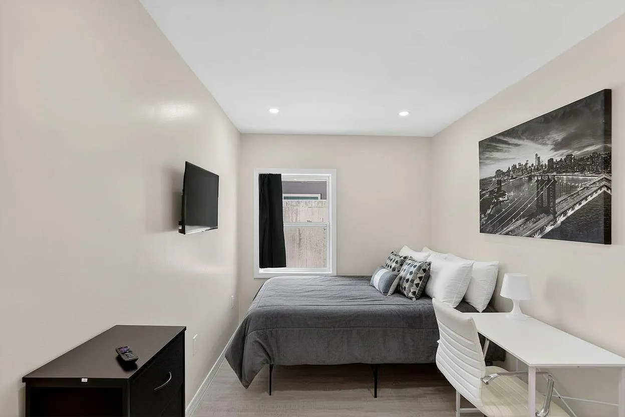 4 bed, 2.0 bath, 943 sqft, $1,027 — Photo 1
