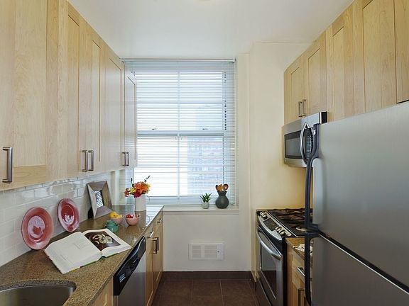 3rd image of 21 West St APT 29D