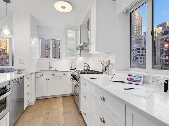 4th image of 30 E 62nd St APT 15A