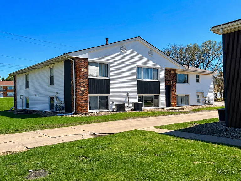 1125 Dixon Dr — Photo 6