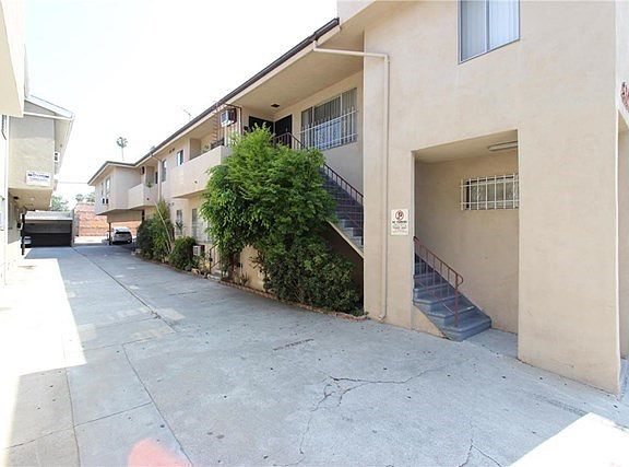 4th image of 4827 Rosewood Ave