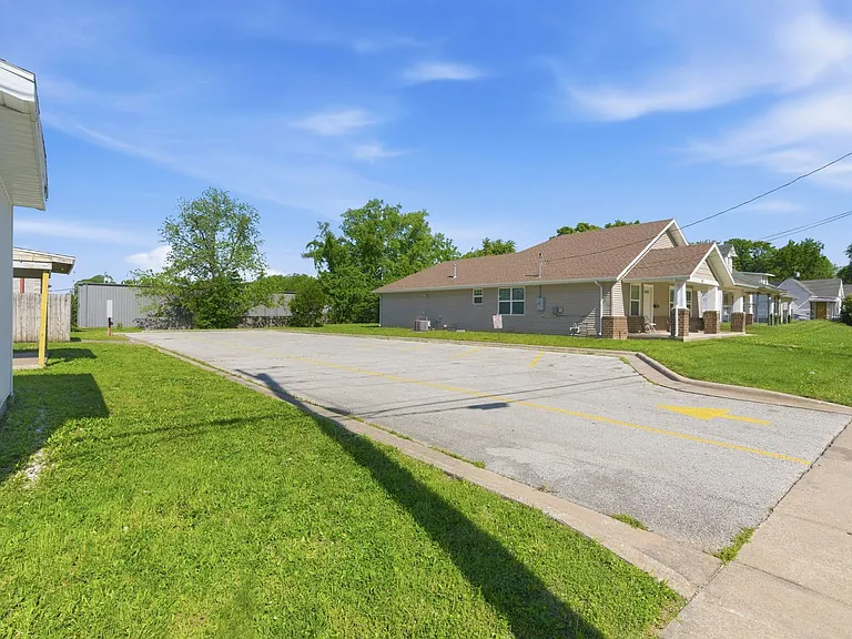 1339 E Division St — Photo 25