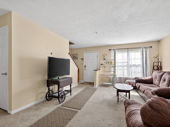 3rd image of 127 Sycamore Dr
