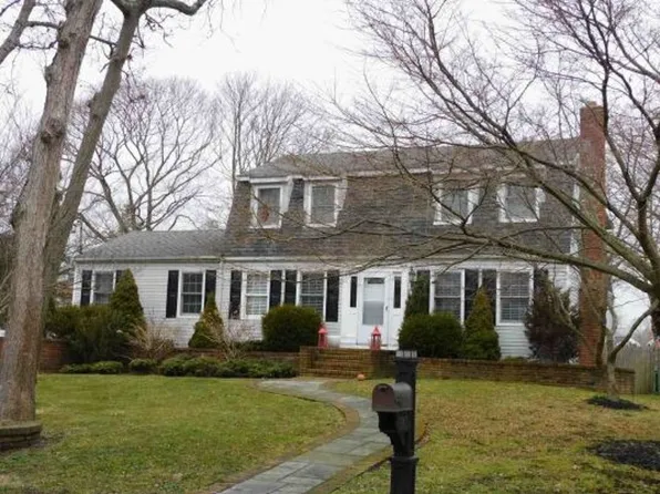 75 Elm St, Bayport, NY 11705