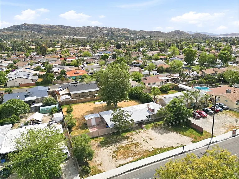 40861 Whittier Ave — Photo 35
