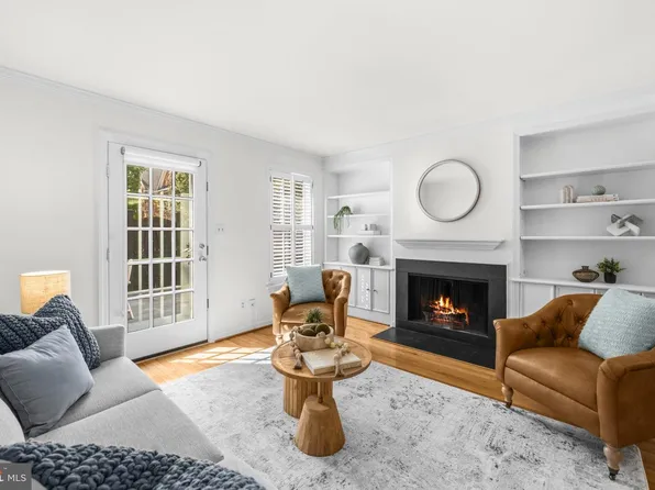 403 Old Town Ct, Alexandria, VA 22314