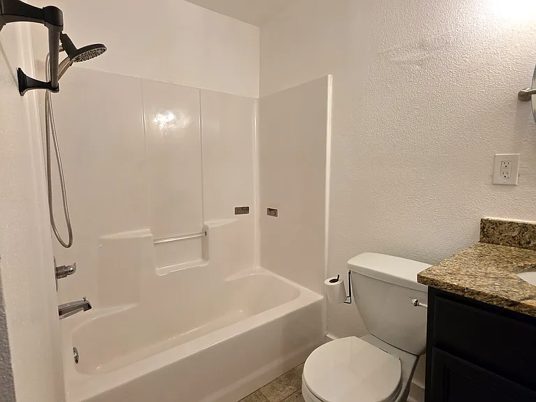 Bathroom 1 tub/shower