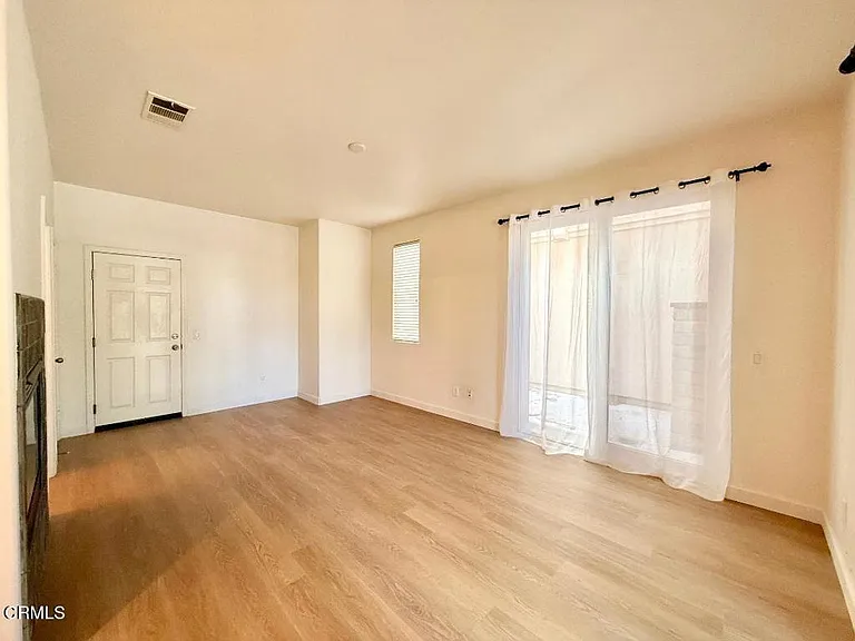 533 E Port Hueneme Rd — Photo 3