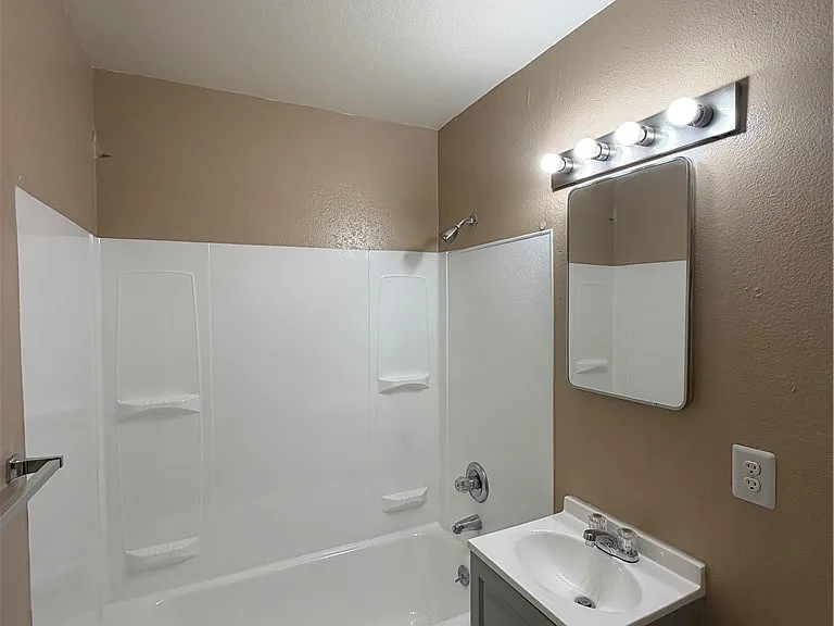 110 Silver St — Photo 35