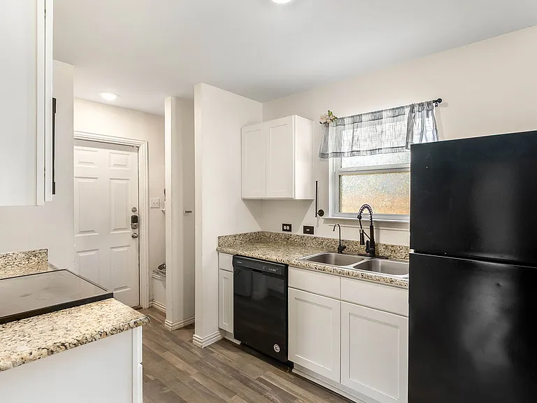225 Virginia St — Photo 6