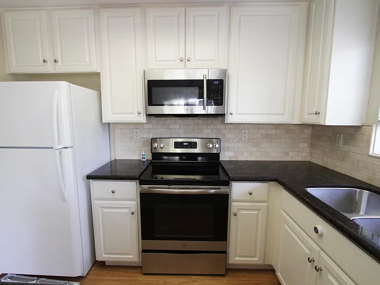 11325 Avenida De Los Lobos #C — Photo 8