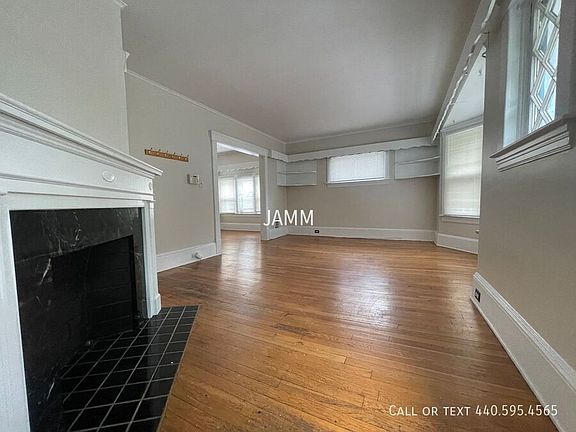 3rd image of 1424 Larchmont Ave