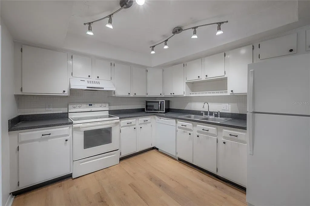 2 bed, 2.0 bath, 1120 sqft, $2,100 — Photo 2