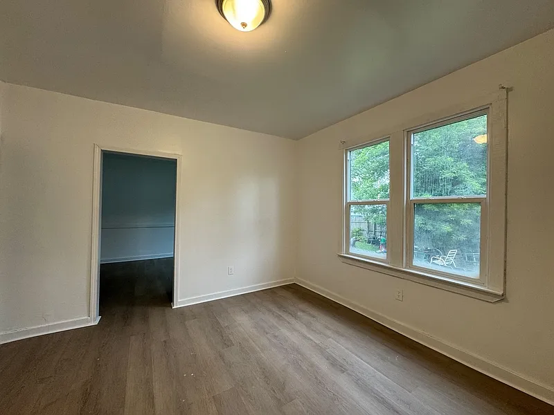 3 bed, 1.0 bath, 1017 sqft, $1,000 — Photo 4