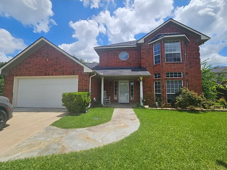1929 Lakeview Cir — Photo 1