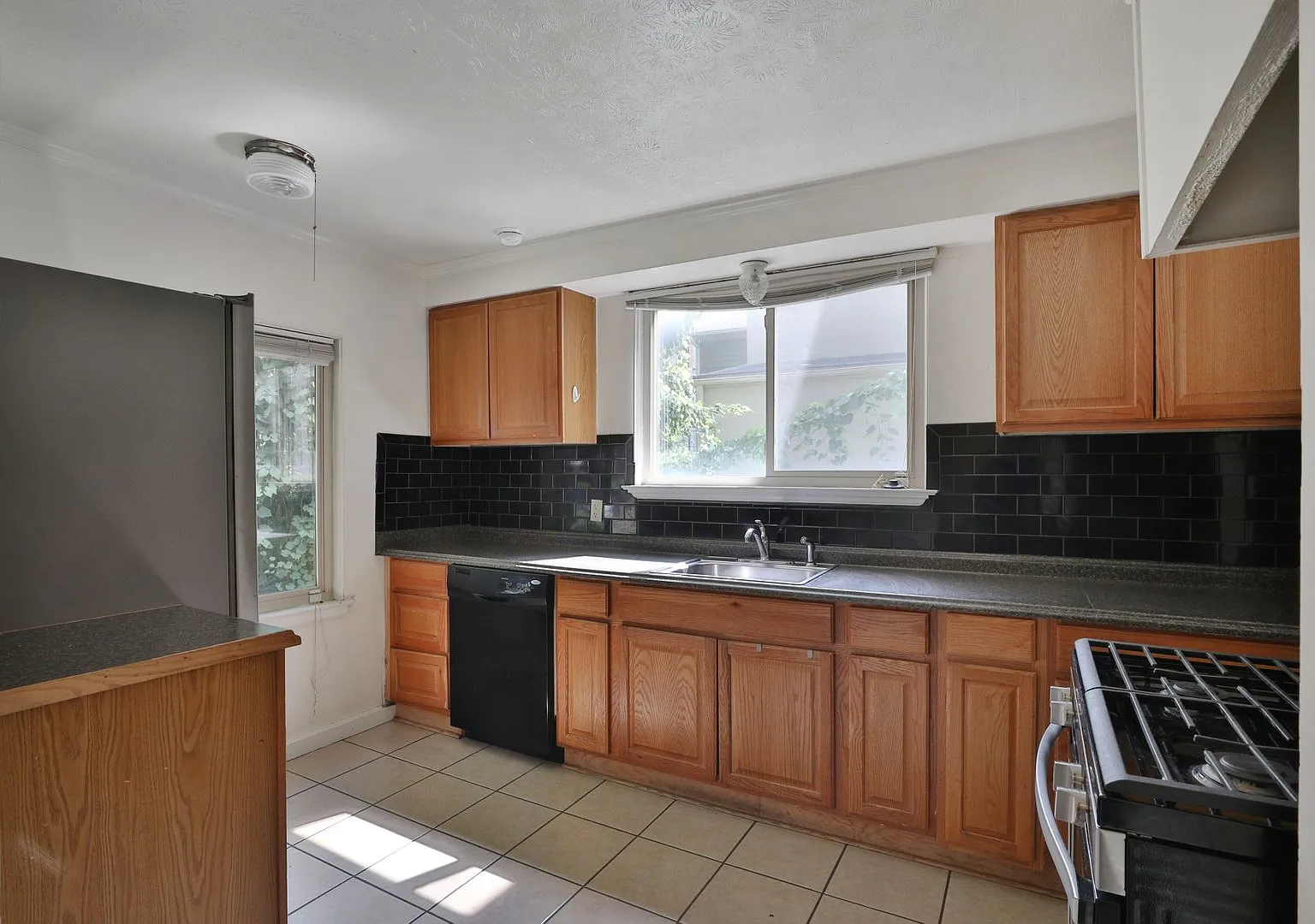 5br,1.5ba, FREE off-street parking, huge front porch, central AC, big backyard, recently remodele... — Photo 3