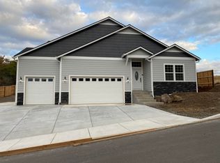 1306 Crestmont Pl, Eagle Pt, OR 97524