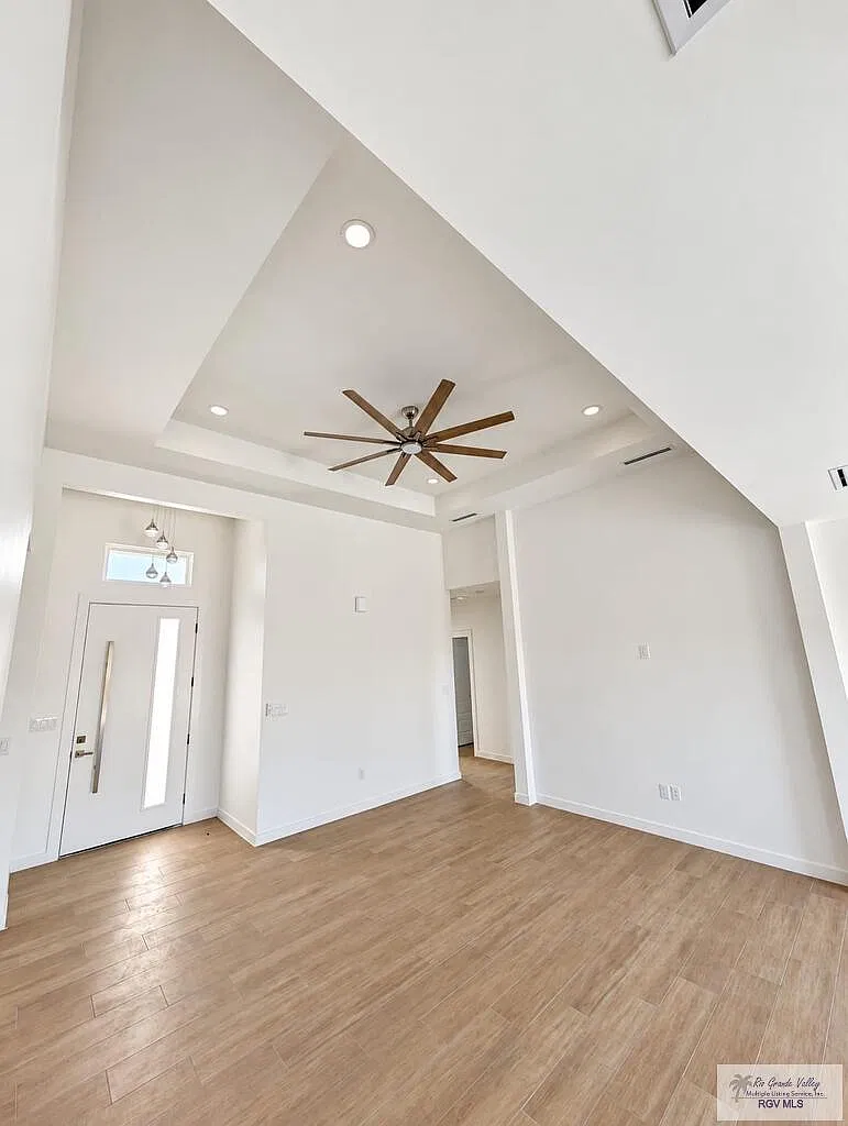 4 bed, 2.0 bath, 1385 sqft, $2,400 — Photo 2