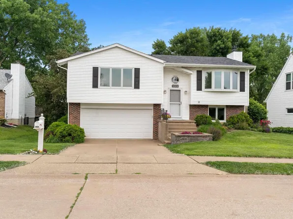 3302 Covington Dr, Davenport, IA 52806