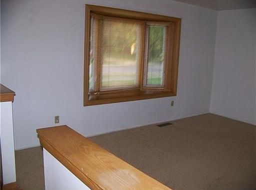 5th image of 1055 Louise St