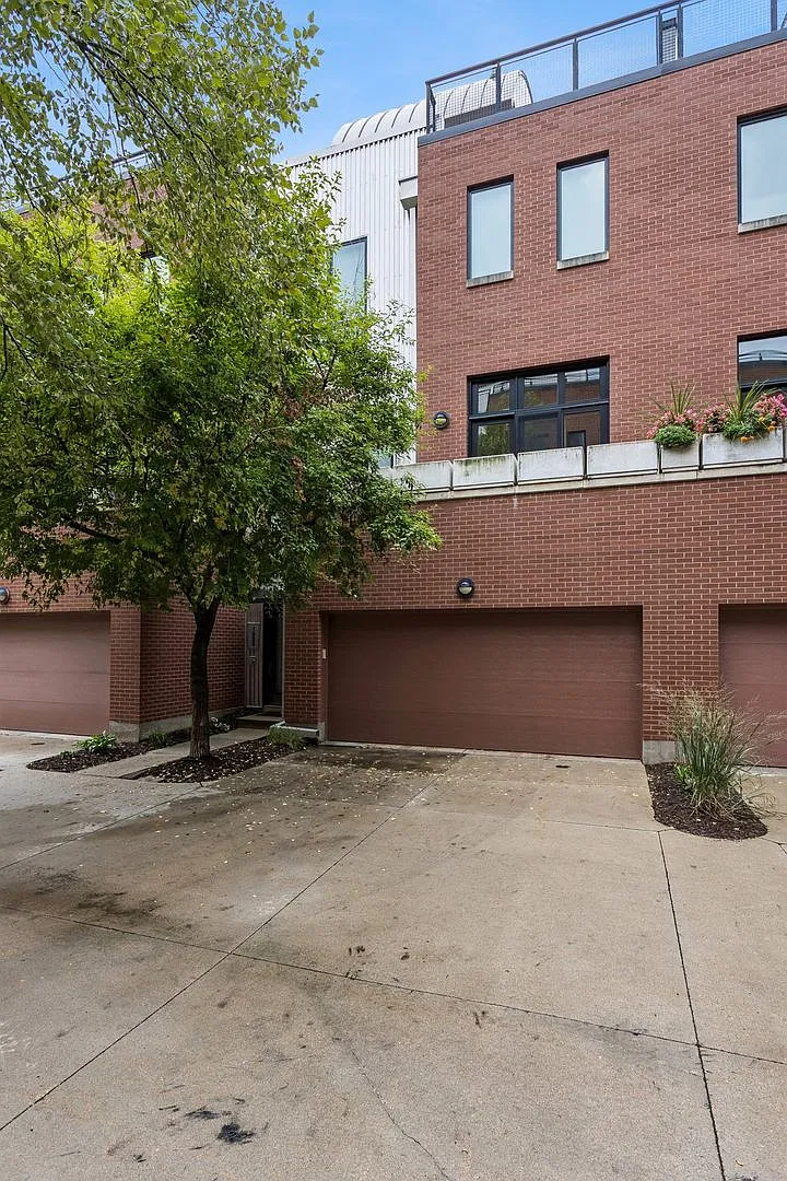 Modern Downtown Townhome with Garage, Fireplace & Private Outdoor Space — Photo 3