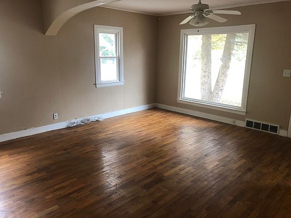 3rd image of 1033 Kusterer Ave NW