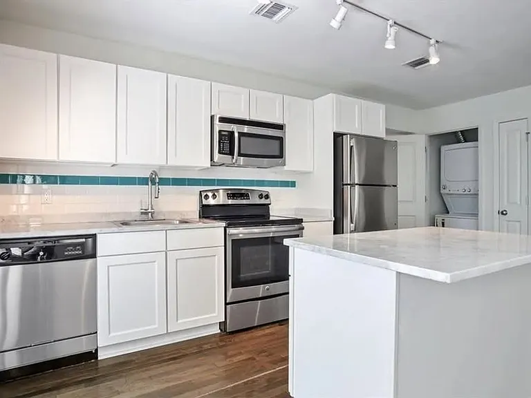 2833 Saint Charles Ave — Photo 7