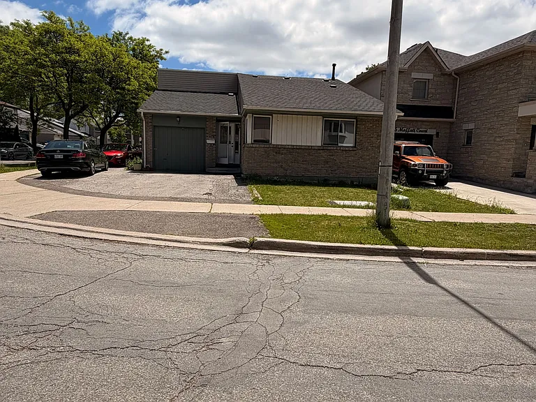 7 Moffatt Ct — Photo 2