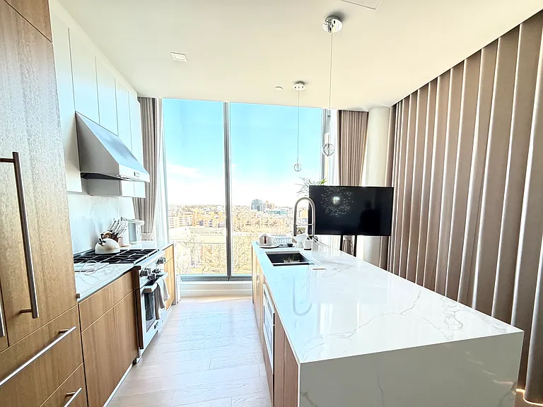 35-32 Leavitt St #Penthouse A — Photo 8