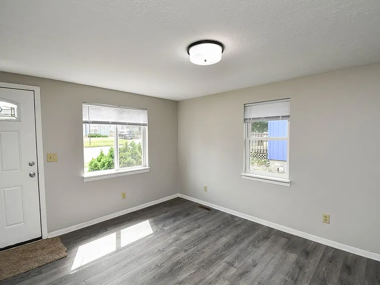 1115 N Duluth Ave — Photo 15