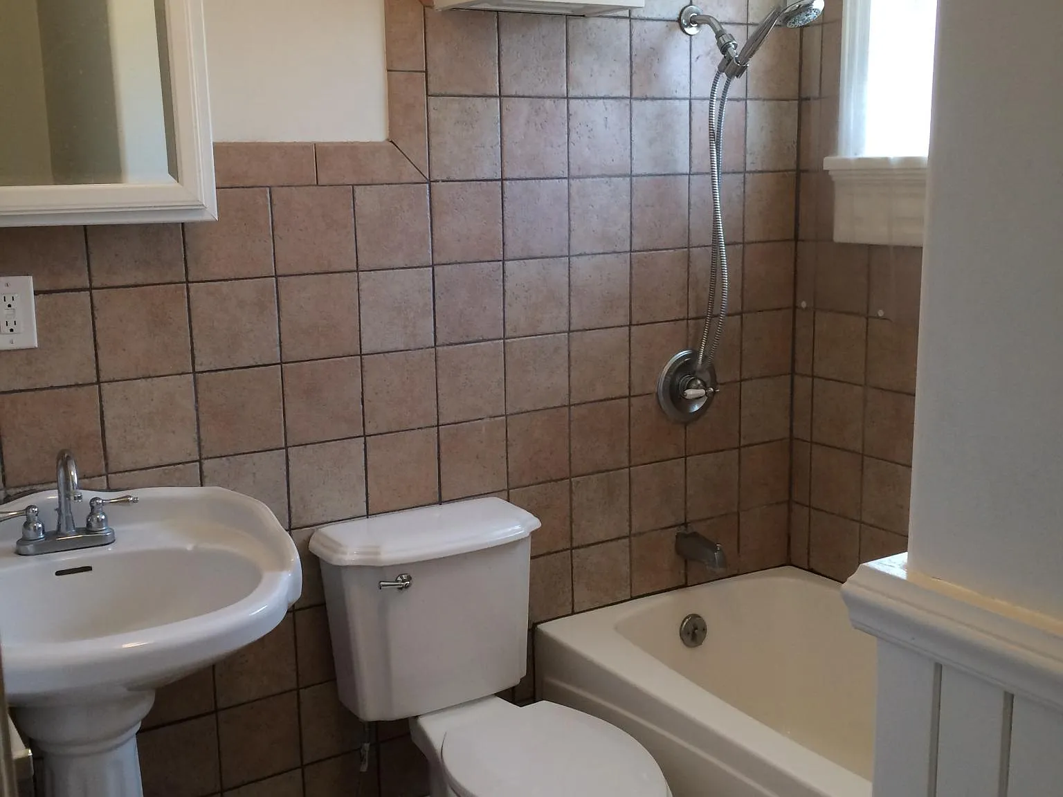 4 bed, 2.5 bath, 2038 sqft, $1,850 — Photo 4