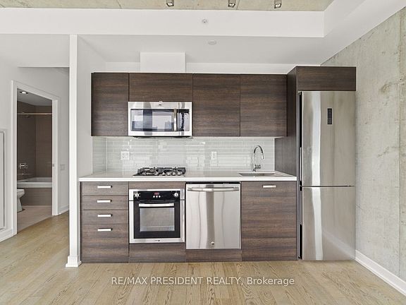4th image of 11 Charlotte St #2301
