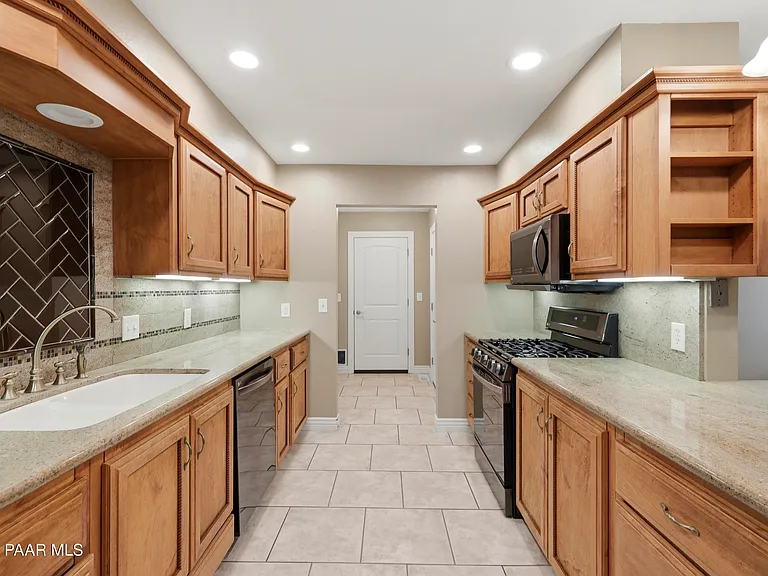 1978 Catalpa Cir — Photo 12