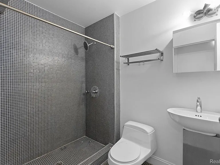 6533 E Jefferson Ave #704 — Photo 12