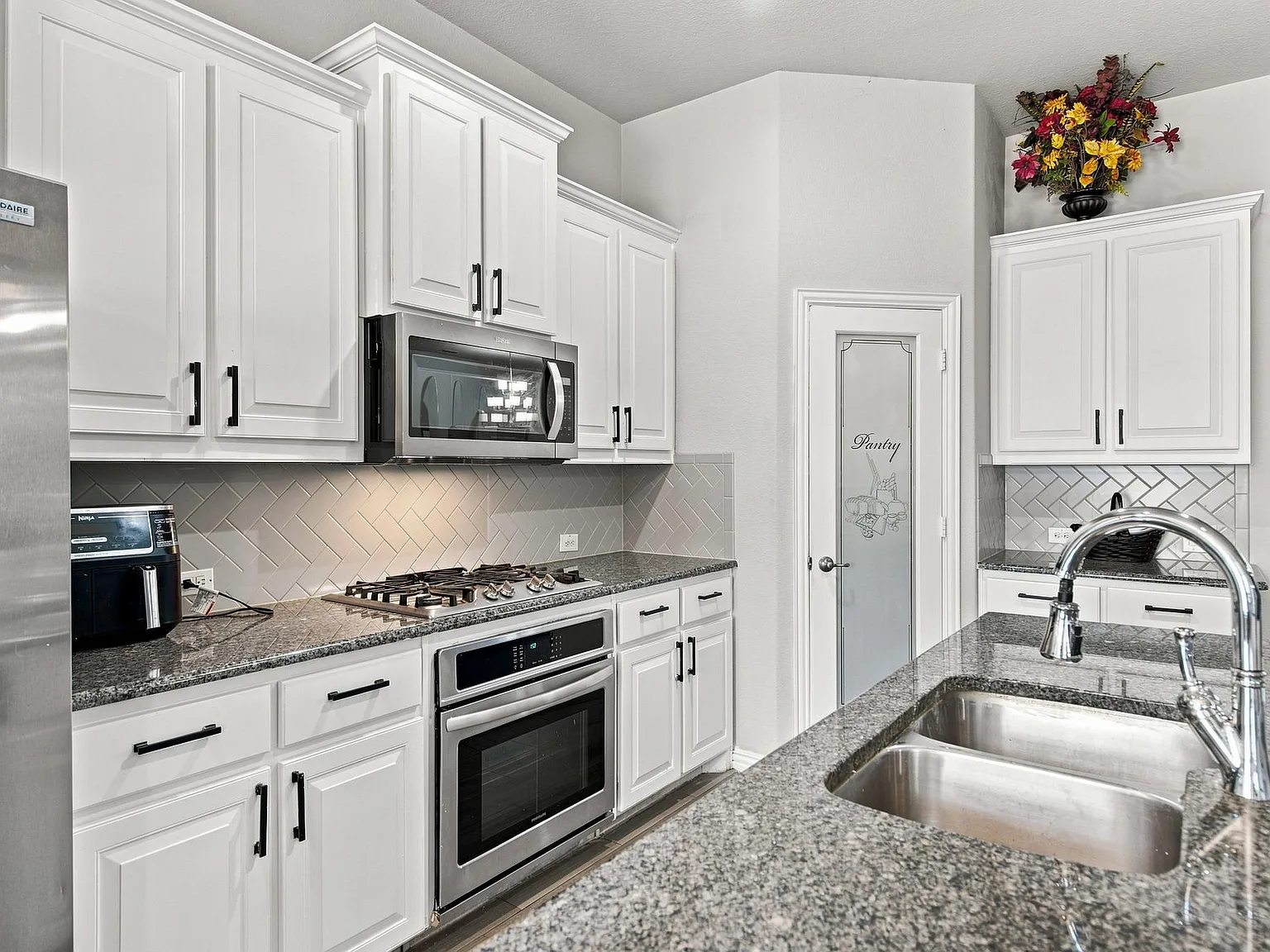 5 bed, 3.5 bath, 3265 sqft, $3,150 — Photo 3