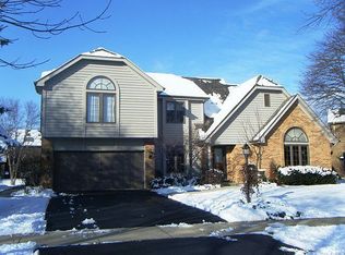 635 Oakhurst Dr, Naperville, IL 60540