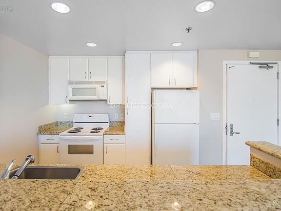 4th image of 250 King St Unit 732